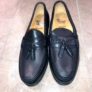 Allen Edmonds black shoes in 9 in half